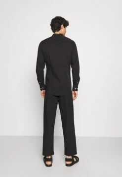 Pier One Muscle Fit Stand- Overhemd - Black -Pier One 0baebc4f5c6545e38aaa3b4f90cebbda scaled