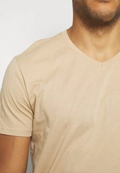 Pier One 3 Pack - T-Shirt Basic - Khaki/Tan/Dark Blue -Pier One 112e274a77d44bfdb30f2a1f86f0f677 scaled