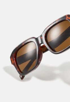 Pier One Unisex - Zonnebril - Black -Pier One 1805d51941d84c3b9cd65a361bd6f258 scaled