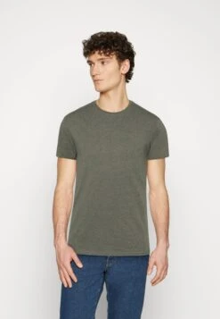 Pier One 3 Pack - T-Shirt Basic - Brown/Beige/Light Blue 11 Pier One 3 Pack - T-Shirt Basic - Brown/Beige/Light Blue -Pier One 2d9813754967445fb688ced30e1a0d2f scaled