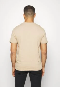 Pier One 3 Pack - T-Shirt Basic - Khaki/Tan/Dark Blue -Pier One 4791eff63e034d17860691ffbf9cb972 scaled