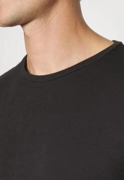 Pier One 3 Pack Muscle Fit- T-Shirt Basic - Black 9 Pier One 3 Pack Muscle Fit- T-Shirt Basic - Black -Pier One 4bb67ef78ddb494cb68f3fbd13ed6a54 scaled