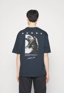 Pier One Sense Tee- T-Shirt Print - Dark Blue -Pier One 512fd7fe8a844aebb6a2e28f70b522f2 scaled