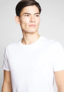 Pier One 2 Pack - T-Shirt Basic - White/Dark Blue -Pier One 5d6a04d994e343d2903cc2c1666bad4b scaled