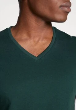 Pier One 3 Pack- T-Shirt Basic - Black, Grey, Green -Pier One 75d8e7abd9c649fe8ff382e42bf08591 scaled