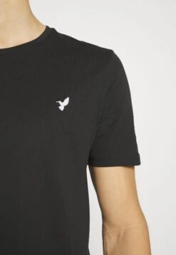 Pier One 5 Pack - T-Shirt Basic - White/Black/Dark Blue -Pier One 7ff9eb908aaf4b98b2151695076bad57 scaled