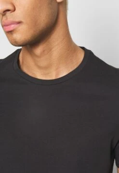 Pier One 7 Pack - T-Shirt Basic - Black -Pier One 9ff1310308384925af8ab3297a7ee42a scaled