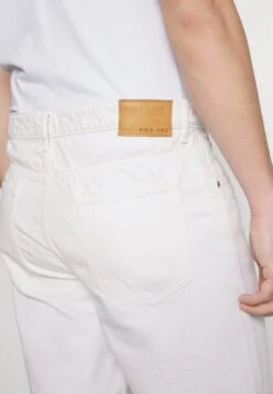 Pier One Colored Twill White Denim - Jeansshort - White Denim -Pier One a636a2d6a4a8465daf4783bb72a28209 scaled