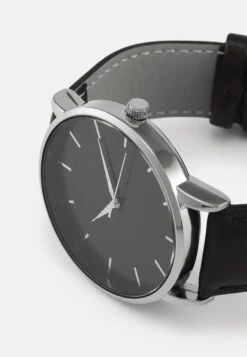 Pier One Horloge - Black/Silvercoloured -Pier One b21304d4d8ec4553ac54e4d73133cd2c scaled