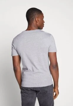 Pier One 3 Pack- T-Shirt Basic - Black, Grey, Green -Pier One b3e2272097fd45d28e31884f564c0681 scaled