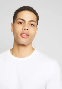 Pier One 3 Pack - T-Shirt Basic - White/Dark Blue/Red -Pier One bb58520a3fdd4addbd204975d9a479ed scaled