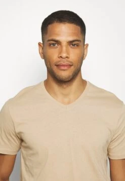 Pier One 3 Pack - T-Shirt Basic - Khaki/Tan/Dark Blue -Pier One bbffca6578f845cdab35cb6a6e69d608 scaled