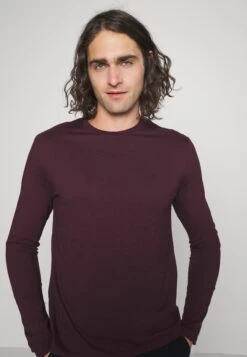 Pier One Pyjama -Dark Blue/Bordeaux -Pier One c54af894dc5e444ebbec14e1eec64139 scaled