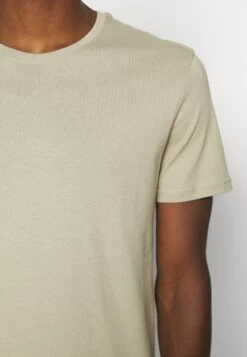 Pier One 5 Pack - T-Shirt Basic - White/Dark Grey/Black -Pier One ccdceb9d79c24e32baab38b9f3eaa229 scaled