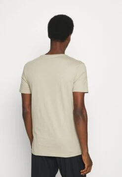 Pier One 5 Pack - T-Shirt Basic - White/Dark Grey/Black -Pier One d4309172134f476283eb4fd8b00555ed scaled