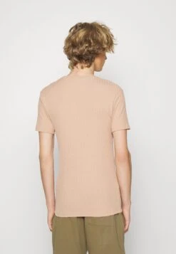 Pier One T-Shirt Basic - Taupe 7 Pier One T-Shirt Basic - Taupe -Pier One d8404bc6c0ab45c794ad4160a19927f4 scaled