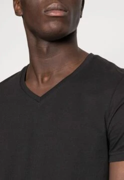 Pier One 3 Pack- T-Shirt Basic - Black -Pier One df7c9f951f5c42309db997b3240fc1e8 scaled