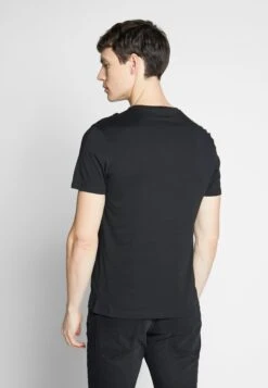 Pier One 3 Pack - T-Shirt Basic - Black/White/Blue 8 Pier One 3 Pack - T-Shirt Basic - Black/White/Blue -Pier One e7497b751f8c4bd498980e2ffe8f6ae0 scaled