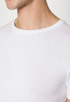 Pier One 3 Pack Muscle Fit- T-Shirt Basic - White 9 Pier One 3 Pack Muscle Fit- T-Shirt Basic - White -Pier One fbff782df8bd48e785ba49657f6e4762 scaled